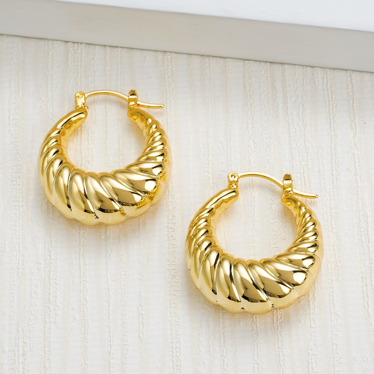Luxury High Quality Vintage Copper Gold Color Plated Water Droop Earrings for Women Jewelry Gift Non-Fadding